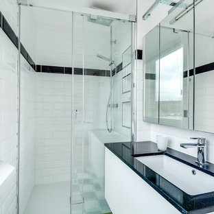 Foto di una piccola stanza da bagno con doccia minimalista con ante lisce, ante bianche, doccia a filo pavimento, piastrelle bianche, lavabo sospeso, porta doccia scorrevole, piastrelle in ceramica, pareti bianche, pavimento con piastrelle in ceramica, pavimento bianco e top blu