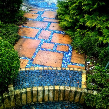 Eingangsweg mit Mosaik