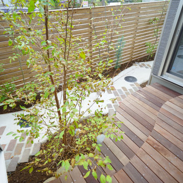 緑の小道を歩く庭