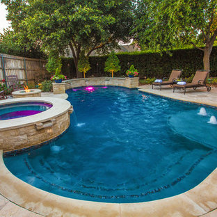 ダラスの小さいオーダーメイドトラディショナルスタイルのおしゃれな裏庭プール (噴水、天然石敷き) の写真