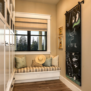 Esempio di un ingresso con anticamera country di medie dimensioni con pareti beige, pavimento in legno massello medio, una porta scorrevole, una porta in legno bruno e pavimento beige