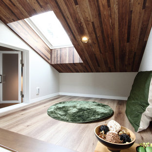 Ispirazione per un soggiorno moderno stile loft con pareti bianche, pavimento in compensato e pavimento beige