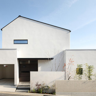他の地域のモダンスタイルのおしゃれな白い家 (漆喰サイディング、切妻屋根、戸建、金属屋根) の写真