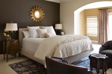 デンバーにある中くらいなトランジショナルスタイルのおしゃれな主寝室 (茶色い壁、カーペット敷き、ベージュの床) のインテリア