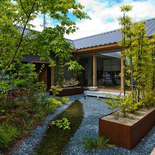 他の地域の中サイズの和風のおしゃれな中庭のテラス (天然石敷き、日よけなし) の写真