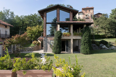 Ispirazione per un grande portico country davanti casa con pavimentazioni in pietra naturale, un tetto a sbalzo e parapetto in legno