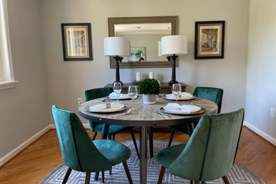 Immagine di una sala da pranzo minimal con pavimento marrone e pareti grigie