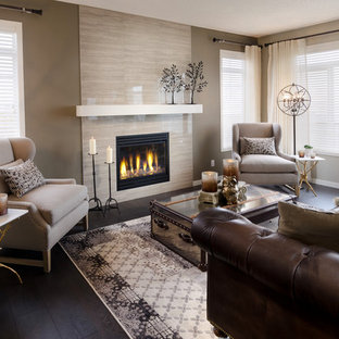 Idéer för att renovera ett funkis vardagsrum, med en spiselkrans i trä och svart golv