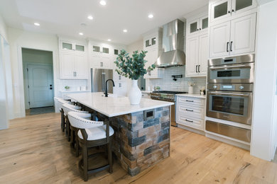 Example of a transitional kitchen design in Cincinnati