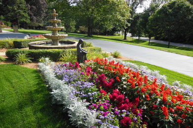 Inspiration for a traditional landscaping in Milwaukee.
