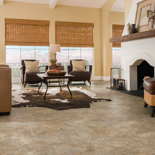 Mittelgroßes, Repräsentatives, Fernseherloses, Abgetrenntes Mediterranes Wohnzimmer mit beiger Wandfarbe, Porzellan-Bodenfliesen, Kamin, verputztem Kaminsims und braunem Boden in Boston