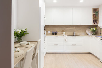 Inspiration for a medium sized contemporary u-shaped enclosed kitchen in Madrid with a built-in sink, beaded cabinets, white cabinets, engineered stone countertops, brown splashback, engineered quartz splashback, white appliances, porcelain flooring, brown floors and brown worktops.