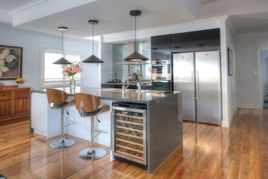 This is an example of a contemporary kitchen in Sydney with with island.