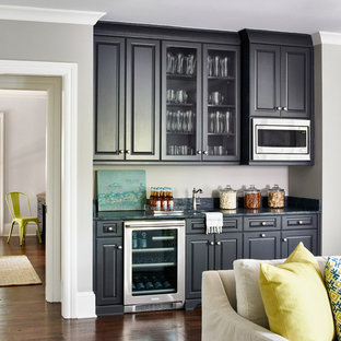 シャーロットのトラディショナルスタイルのおしゃれなウェットバー (アンダーカウンターシンク、レイズドパネル扉のキャビネット、黒いキャビネット、無垢フローリング) の写真