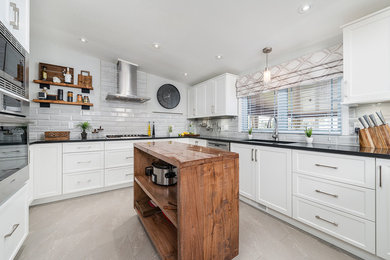 Mid-sized trendy kitchen photo in Montreal