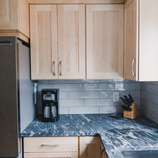 Zweizeilige, Mittelgroße Klassische Küche mit Vorratsschrank, Landhausspüle, Schrankfronten im Shaker-Stil, hellen Holzschränken, Granit-Arbeitsplatte, Küchenrückwand in Grau, Rückwand aus Keramikfliesen, Küchengeräten aus Edelstahl, Kücheninsel und grüner Arbeitsplatte in Boston