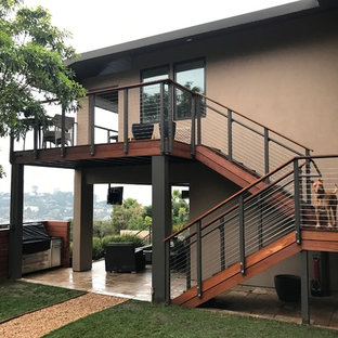 サンフランシスコの中サイズのコンテンポラリースタイルのおしゃれな裏庭のデッキ (張り出し屋根) の写真