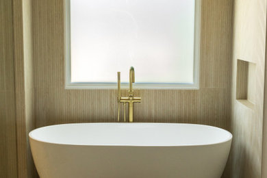 Example of a cottage chic bathroom design