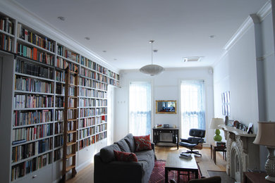 Example of a minimalist living room design in New York