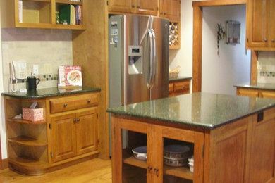 Kitchen - farmhouse kitchen idea in Richmond