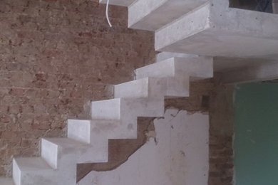 Stepped soffit concrete stairs