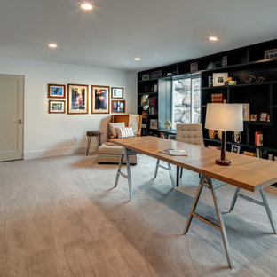 ソルトレイクシティの大きいモダンスタイルのおしゃれな書斎 (緑の壁、カーペット敷き、暖炉なし、自立型机、ベージュの床) の写真