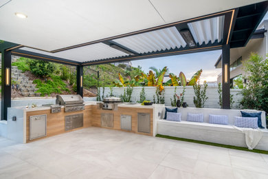 Example of a minimalist patio design in San Diego