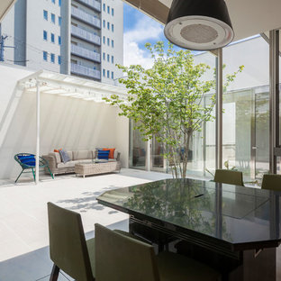 他の地域のモダンスタイルのおしゃれな中庭のテラス (アウトドアキッチン、張り出し屋根) の写真