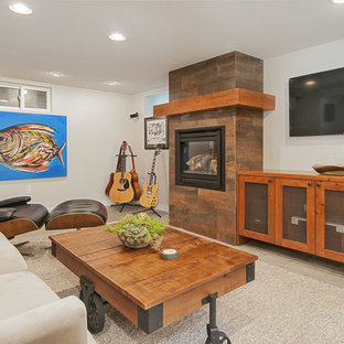 Diseño de sótano con ventanas contemporáneo con paredes blancas, marco de chimenea de baldosas y/o azulejos, moqueta y suelo gris