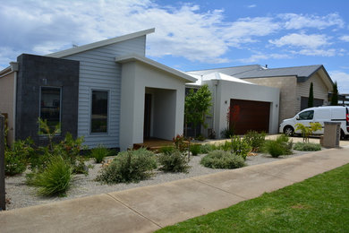 Photo of a beach style front yard garden in Geelong.