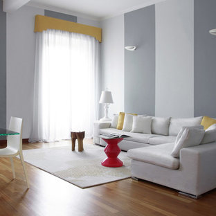 Idéer för stora funkis allrum med öppen planlösning, med ett finrum, grå väggar och mellanmörkt trägolv