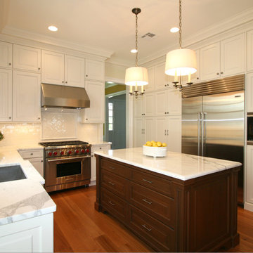 Eat in Kitchen Maximizes Both Storage and Entertainment Space
