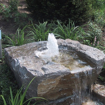 Hausgarten mit Wasserfall und Teich