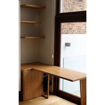 Foldaway oak desk · Bureau en chêne escamotable