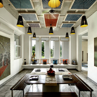 アフマダーバードの広いエクレクティックスタイルのLDKの画像 (白い壁)