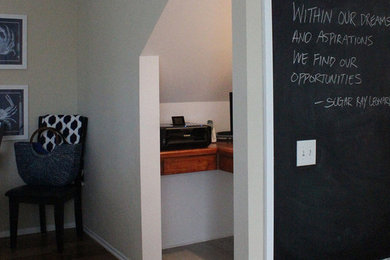 オレンジカウンティにある低価格の小さなトランジショナルスタイルのおしゃれなホームオフィス・書斎 (白い壁、セラミックタイルの床、造り付け机、ベージュの床) の写真