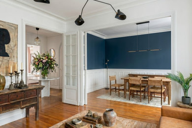 Cette image montre une salle à manger traditionnelle.