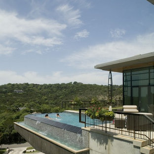 オースティンの長方形コンテンポラリースタイルのおしゃれなプールの写真