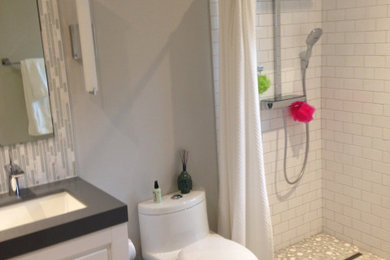 Bathroom - modern bathroom idea in Miami