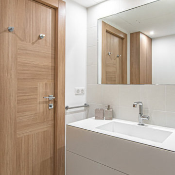 Salle de bain contemporaine avec meuble vasque suspendu à Cannes