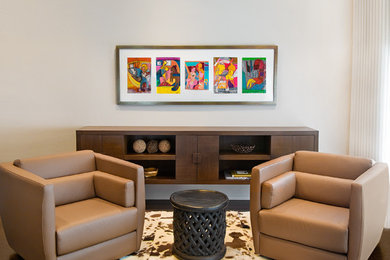 Minimalist living room photo in Chicago