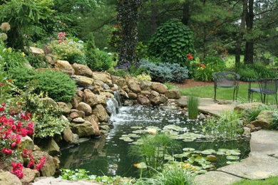 Inspiration for a traditional landscaping in Cincinnati.