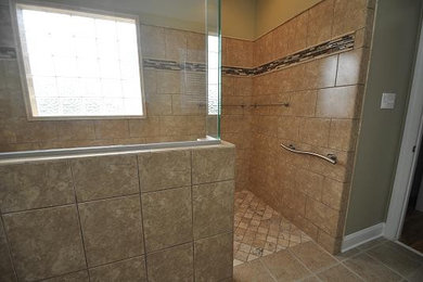 Example of a classic bathroom design in Raleigh