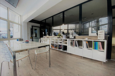 Foto de salón para visitas abierto y gris y blanco actual grande con suelo de madera clara, suelo marrón y bandeja