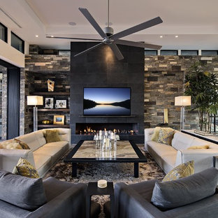 Idéer för ett stort modernt allrum med öppen planlösning, med klinkergolv i porslin, en bred öppen spis, en spiselkrans i sten, en väggmonterad TV och vita väggar