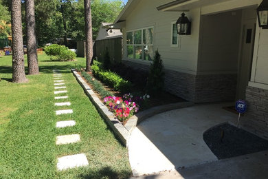 Design ideas for a large traditional partial sun front yard concrete paver garden path in Houston for summer.
