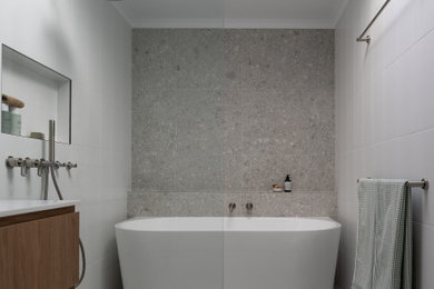 Inspiration for a contemporary bathroom in Canberra - Queanbeyan.