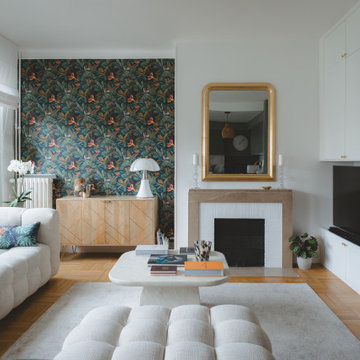 Salon avec cheminée rénovée et papier peint jungle