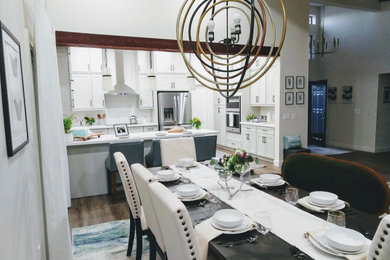 Exemple d'une salle à manger ouverte sur la cuisine moderne de taille moyenne avec un sol en vinyl, aucune cheminée, un sol marron, différents habillages de murs, un mur blanc et poutres apparentes.