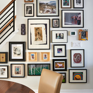 Aménagement d'une salle à manger ouverte sur la cuisine scandinave de taille moyenne avec un mur blanc, un sol en bambou et un sol jaune.